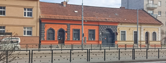 LUKRATÍVNA budova s pozemkom vhodná na developerský projekt!!!