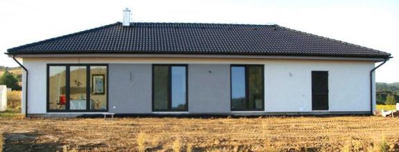Novostavba, 4-izbový bungalov v obci Cestice.
