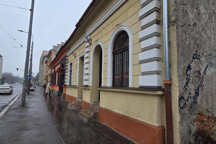 Lukratívna budova s  pozemkom v centre na PREDAJ!!!