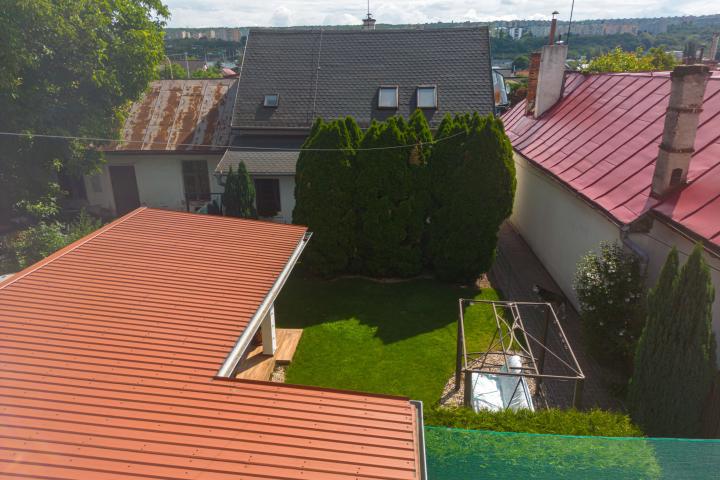 4-izbový,dvojpodlažný rodinný dom s 2 veľkými garážami, 164 m², blízko centra Košíc.