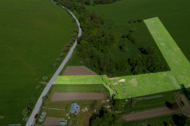 NA PREDAJ-rozľahlý pozemok v Jakovanoch ideálna investícia