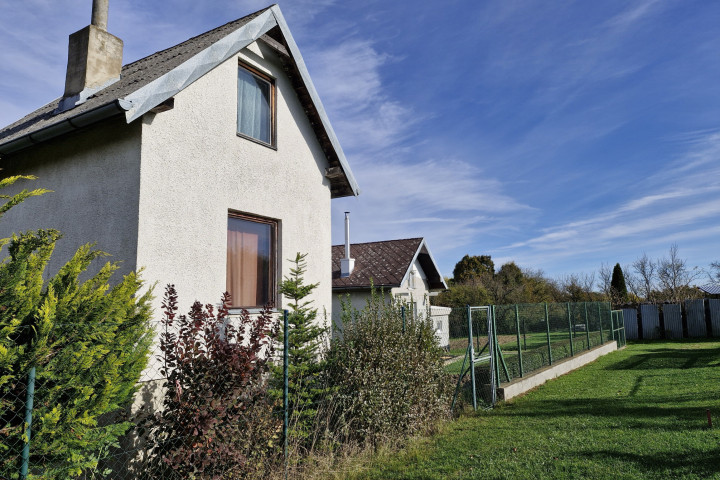 Na predaj murovaná chata so záhradou. Jazierko Pozdišovce