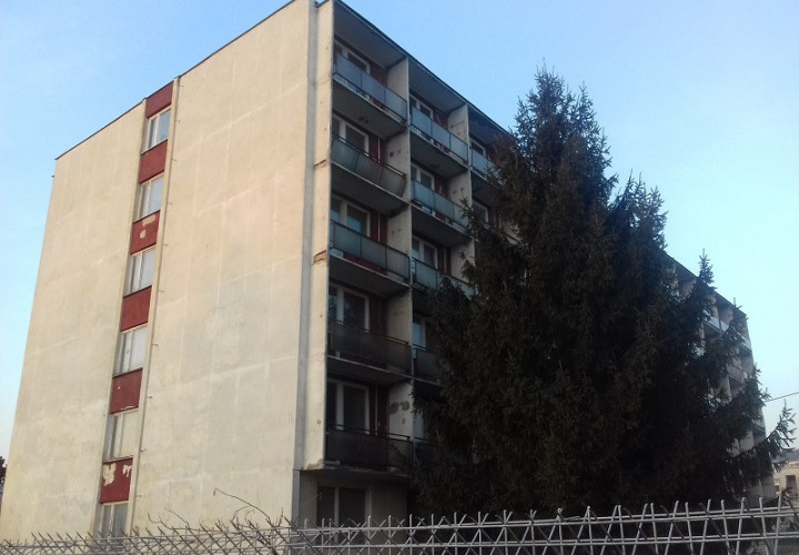 NA PREDAJ budova s bytmi HLOHOVEC