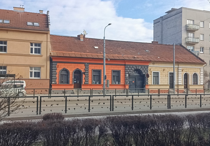 LUKRATÍVNA budova s pozemkom vhodná na developerský projekt!!!