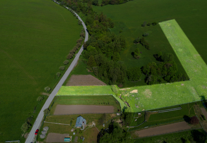 NA PREDAJ-rozľahlý pozemok v Jakovanoch ideálna investícia